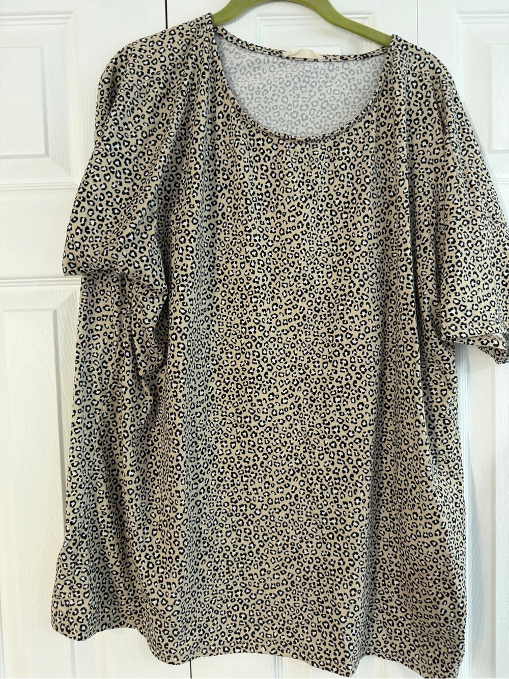 Leopard Print Scoop Neck Short Sleeve Tee - Beige/Black